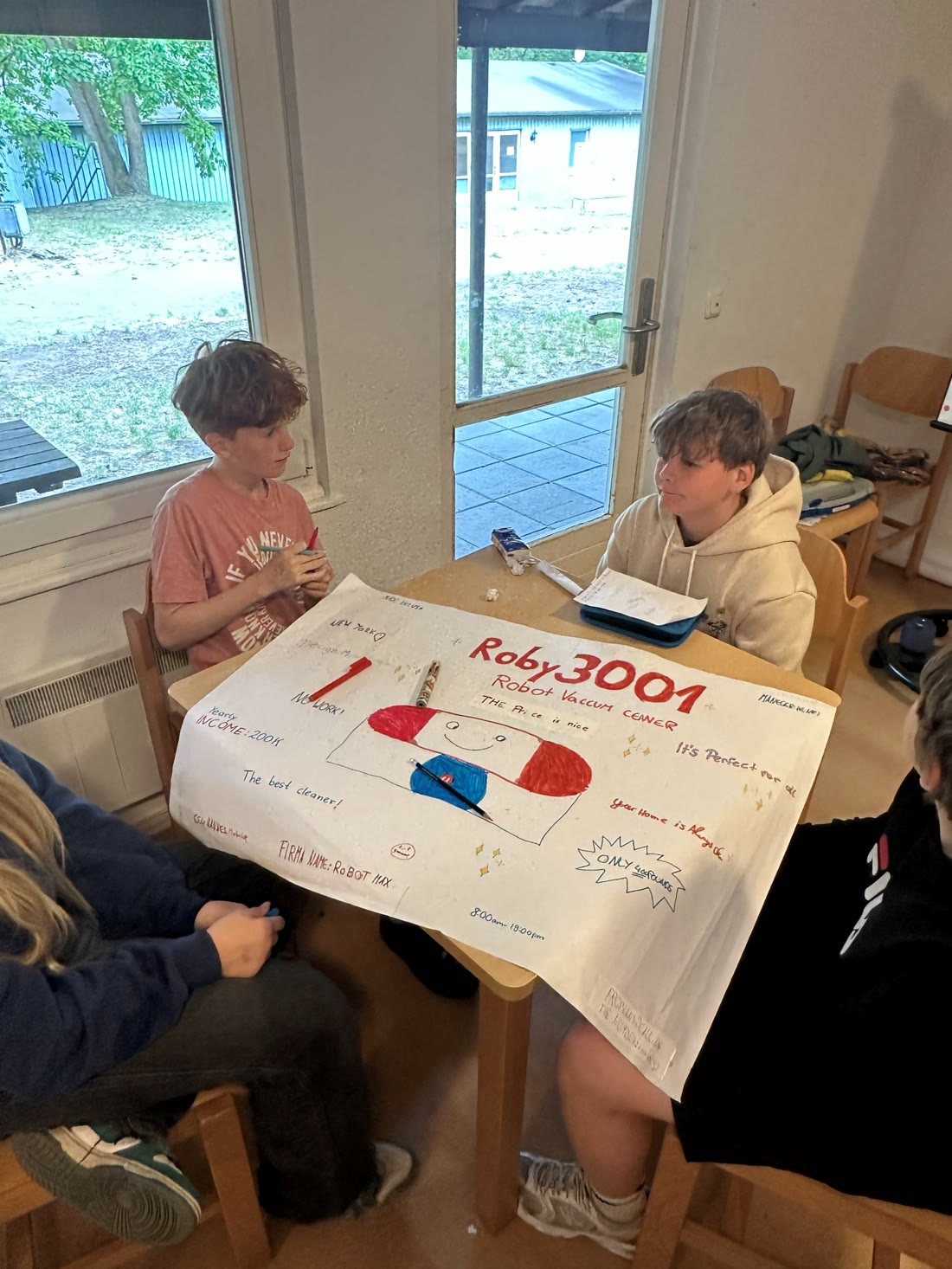 Kinder gestalten im Englisch-Workshop ein Projektplakat auf Englisch